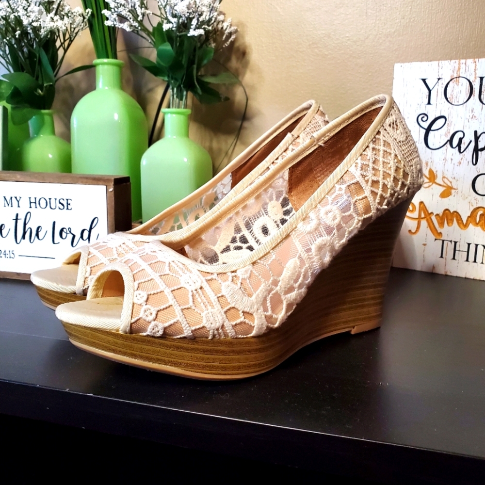 American Eagle Lace Wedge Sandals - Picture 4 of 6